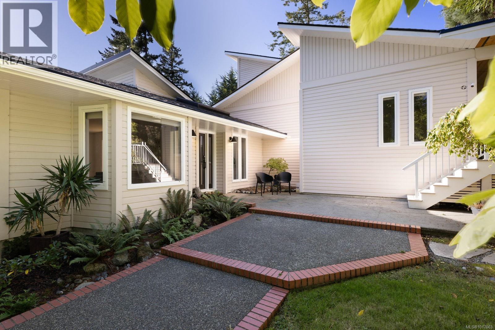  11321 Chalet Road, North Saanich