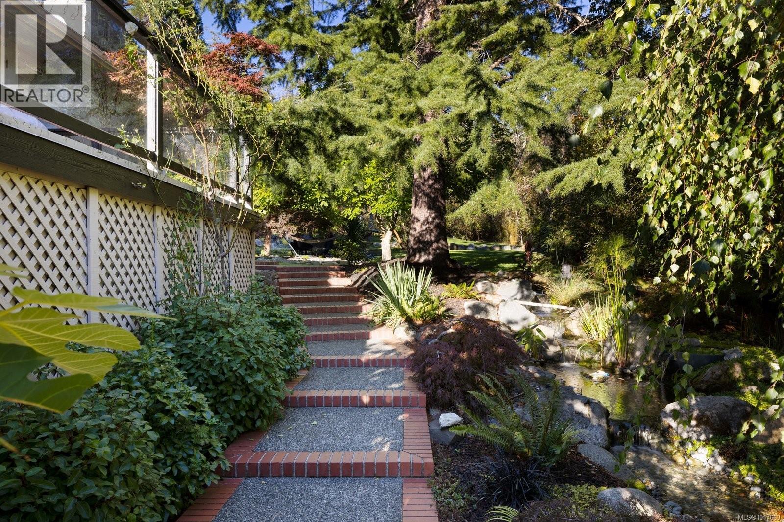  11321 Chalet Road, North Saanich