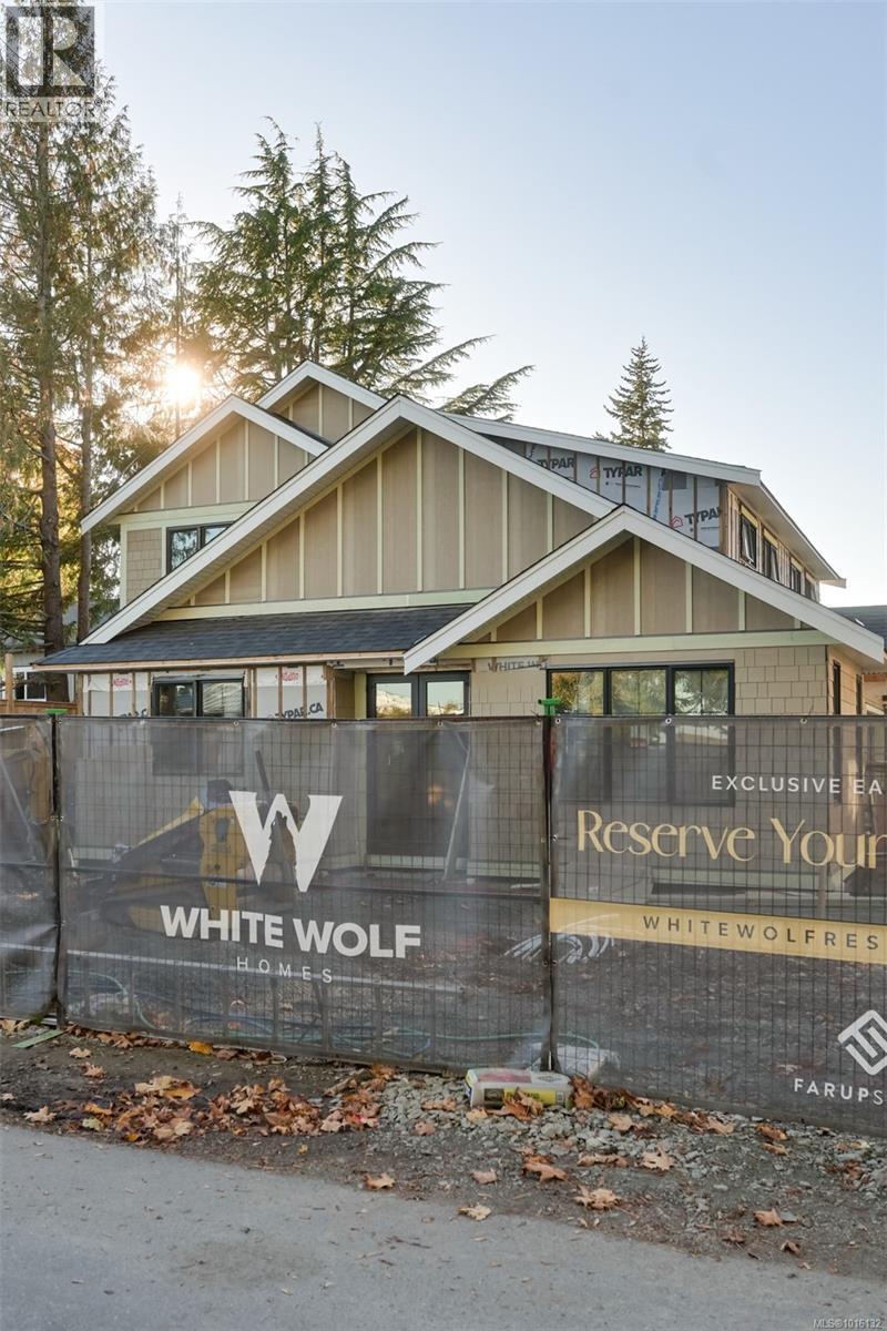 2 5032 Wesley Road, Saanich