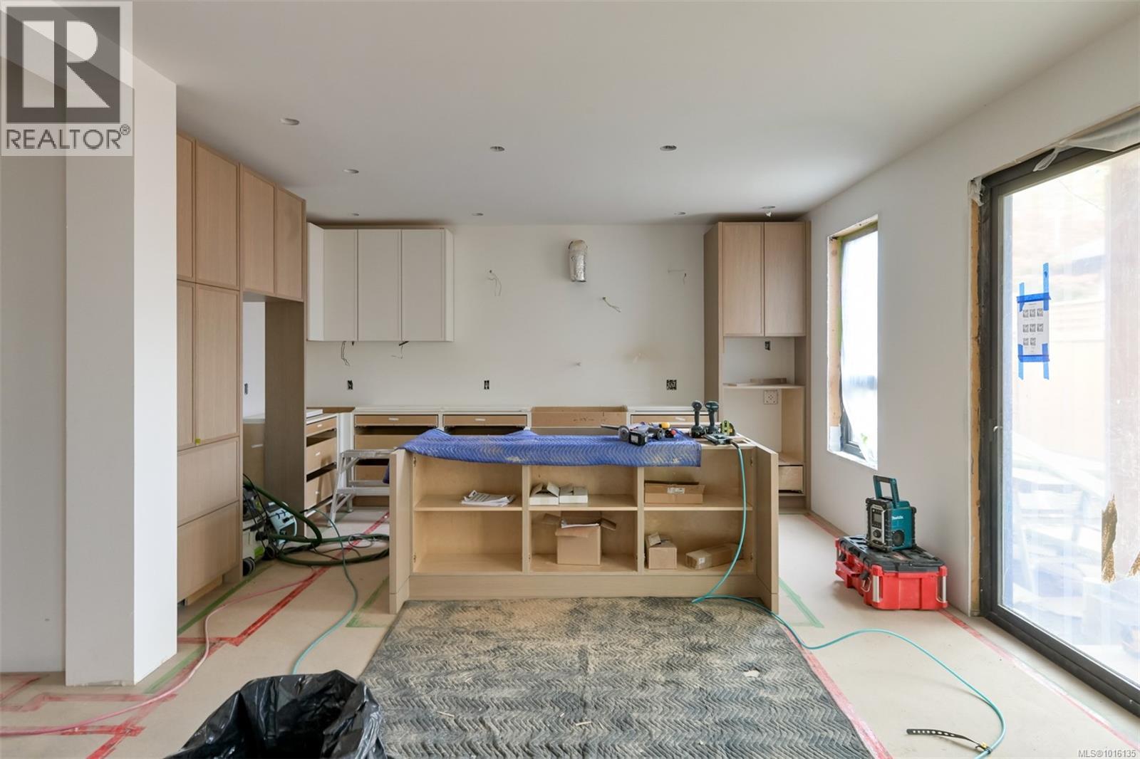 1039 Falkland Road, Oak Bay
