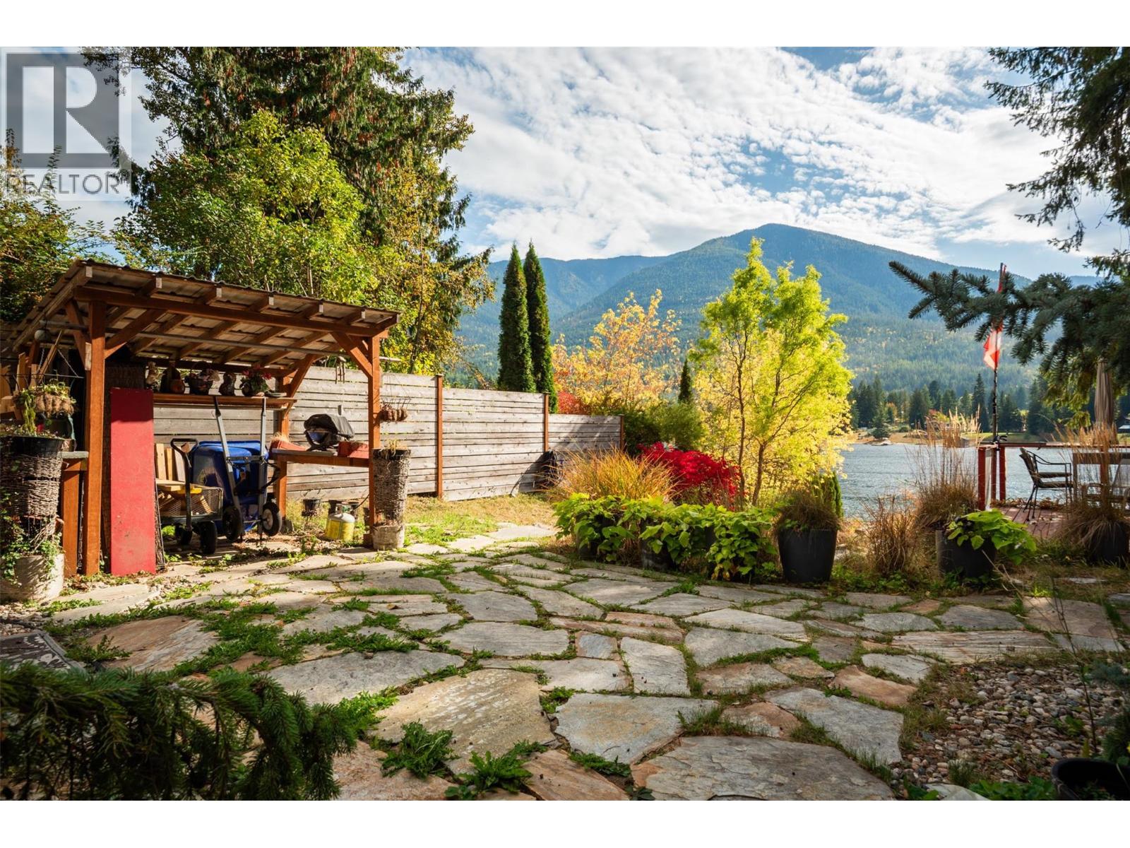 7460 Highway 3a, Balfour