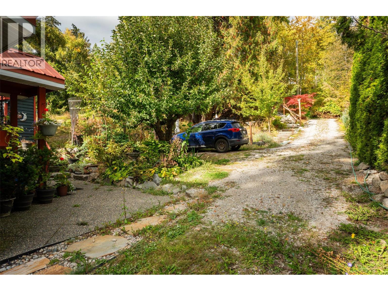 7460 Highway 3a, Balfour