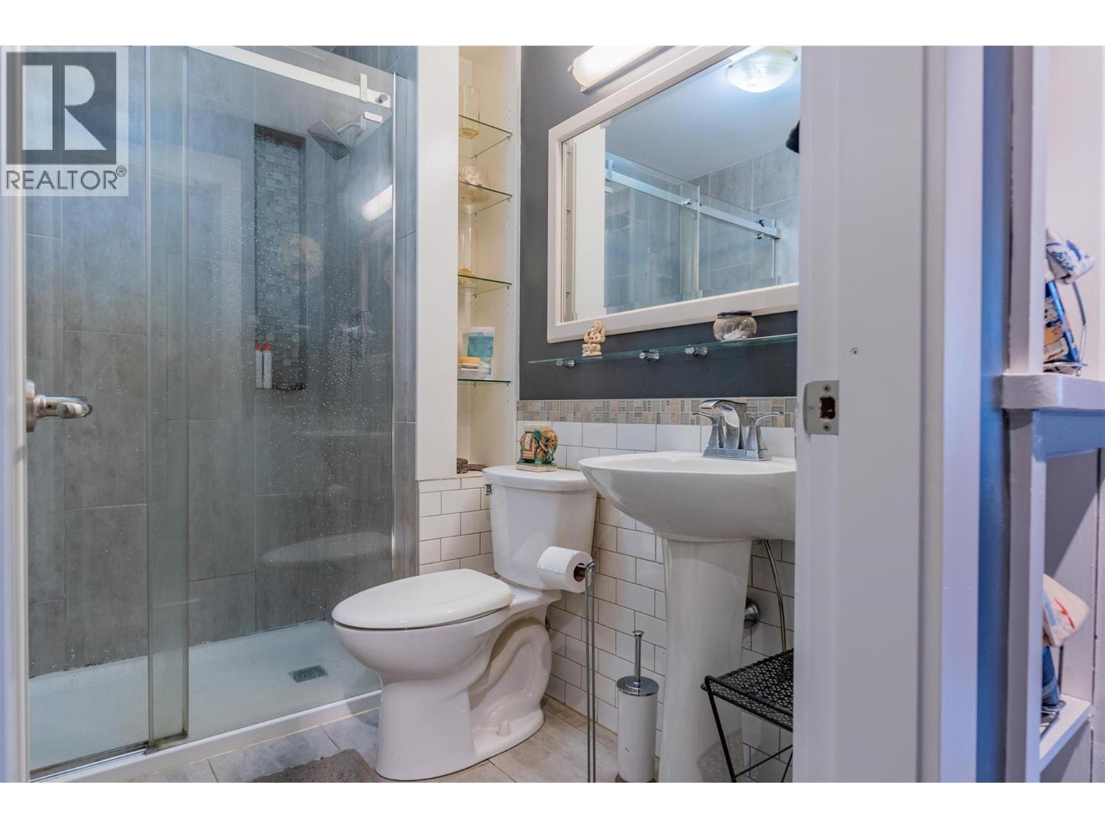 7460 Highway 3a, Balfour