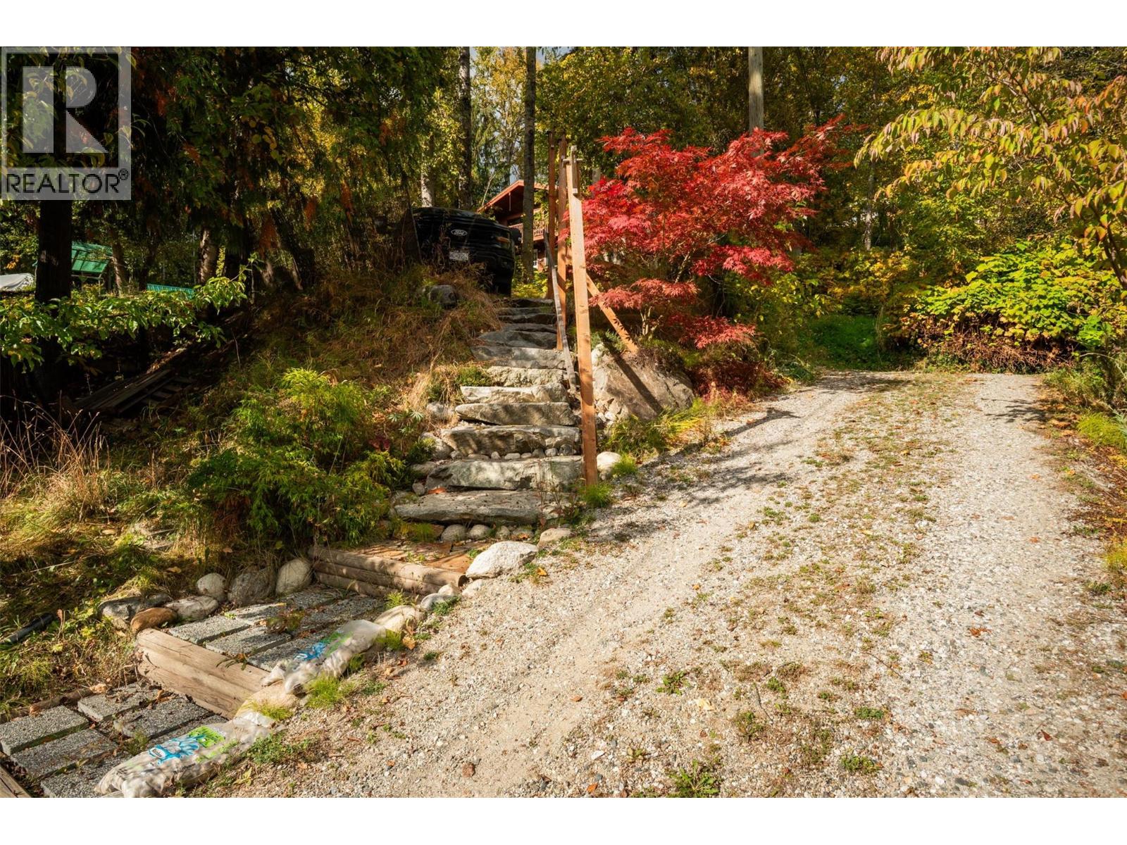 7460 Highway 3a, Balfour