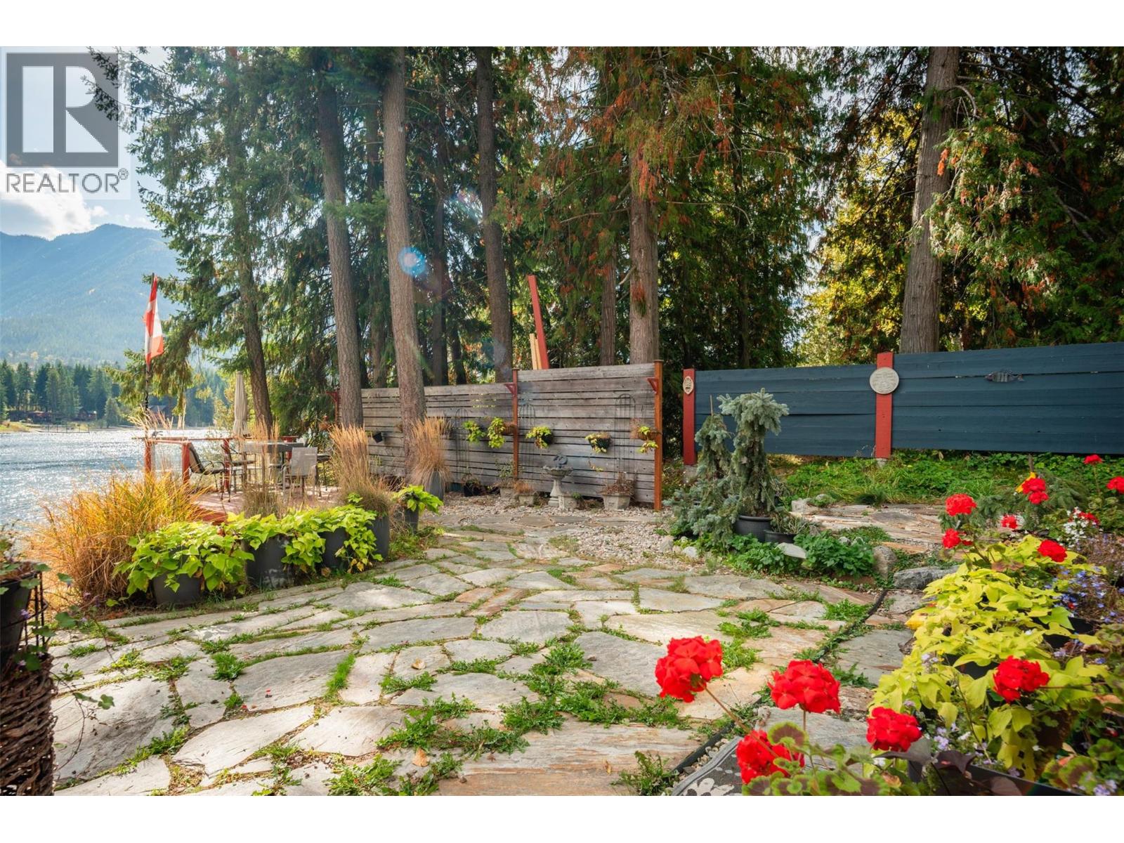 7460 Highway 3a, Balfour