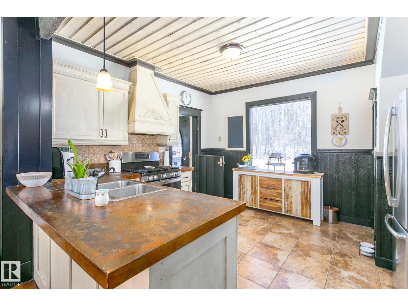 
          580 Poplar Bay Drive
            <br/>
            <span>Rural Wetaskiwin County</span>
            , 
            <span>AB</span>
             <span>T0C2V0</span>
        