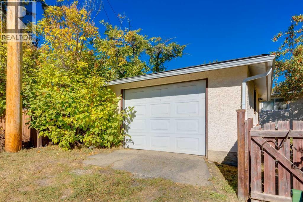Single Family House Bungalow for Sale in  Klamath Place SW Kingsland Calgary 