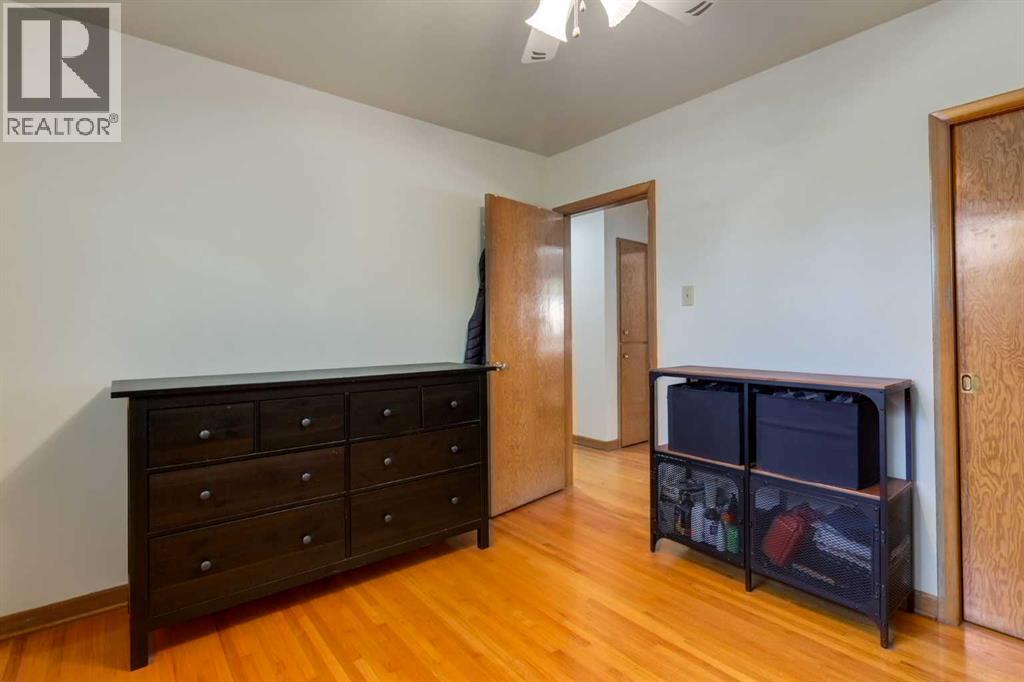 Single Family House Bungalow for Sale in  Klamath Place SW Kingsland Calgary 