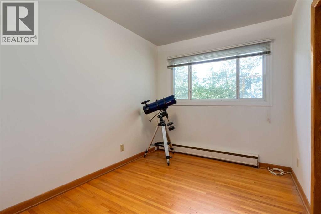 Single Family House Bungalow for Sale in  Klamath Place SW Kingsland Calgary 