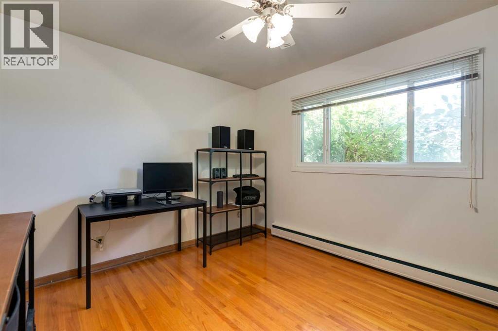 Single Family House Bungalow for Sale in  Klamath Place SW Kingsland Calgary 