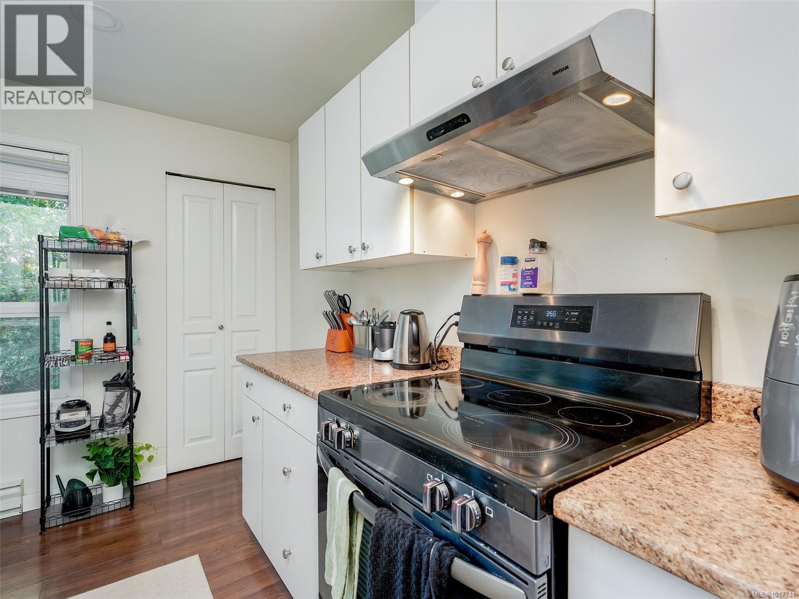 308 899 Darwin Avenue, Saanich