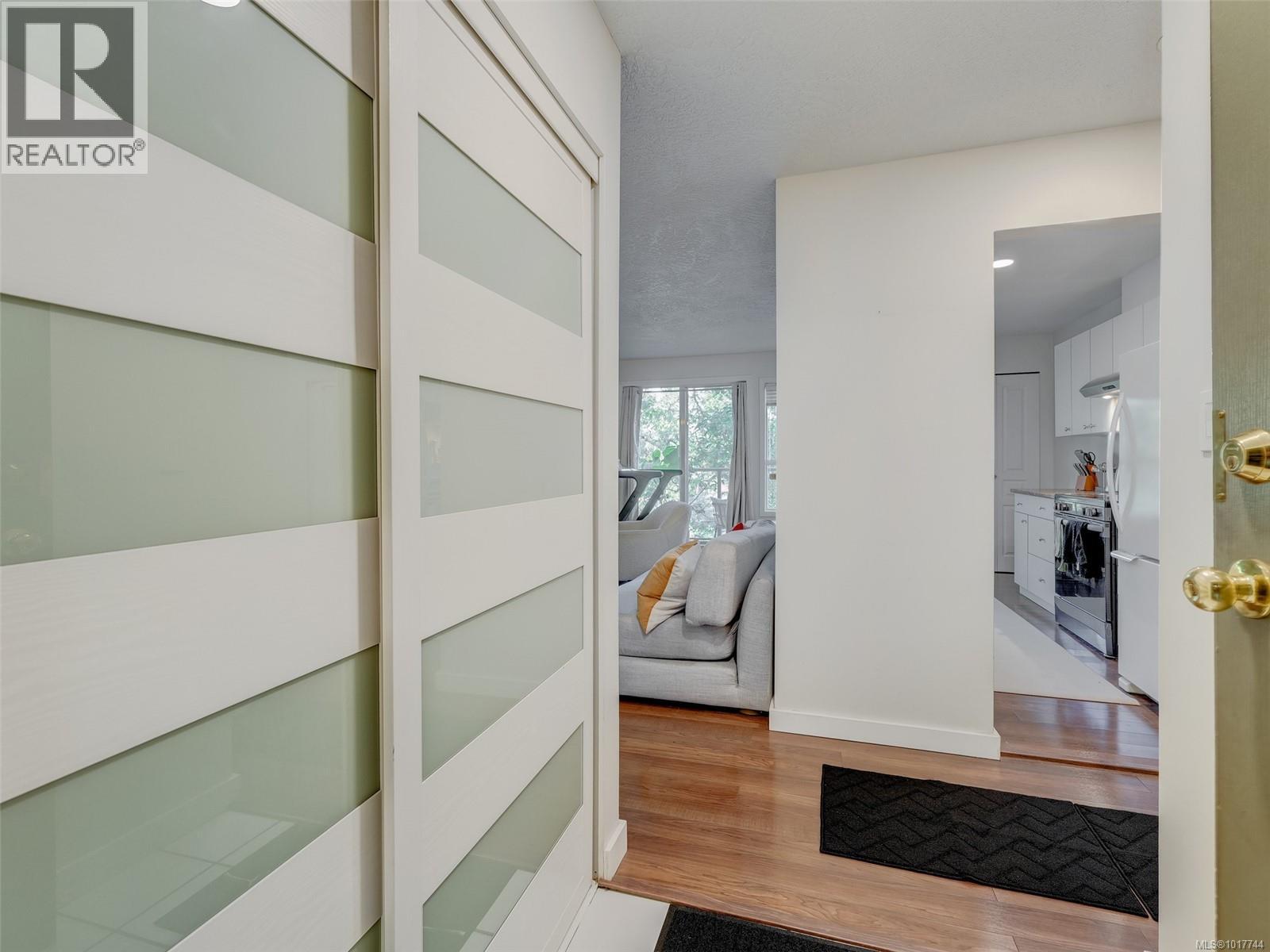 308 899 Darwin Avenue, Saanich