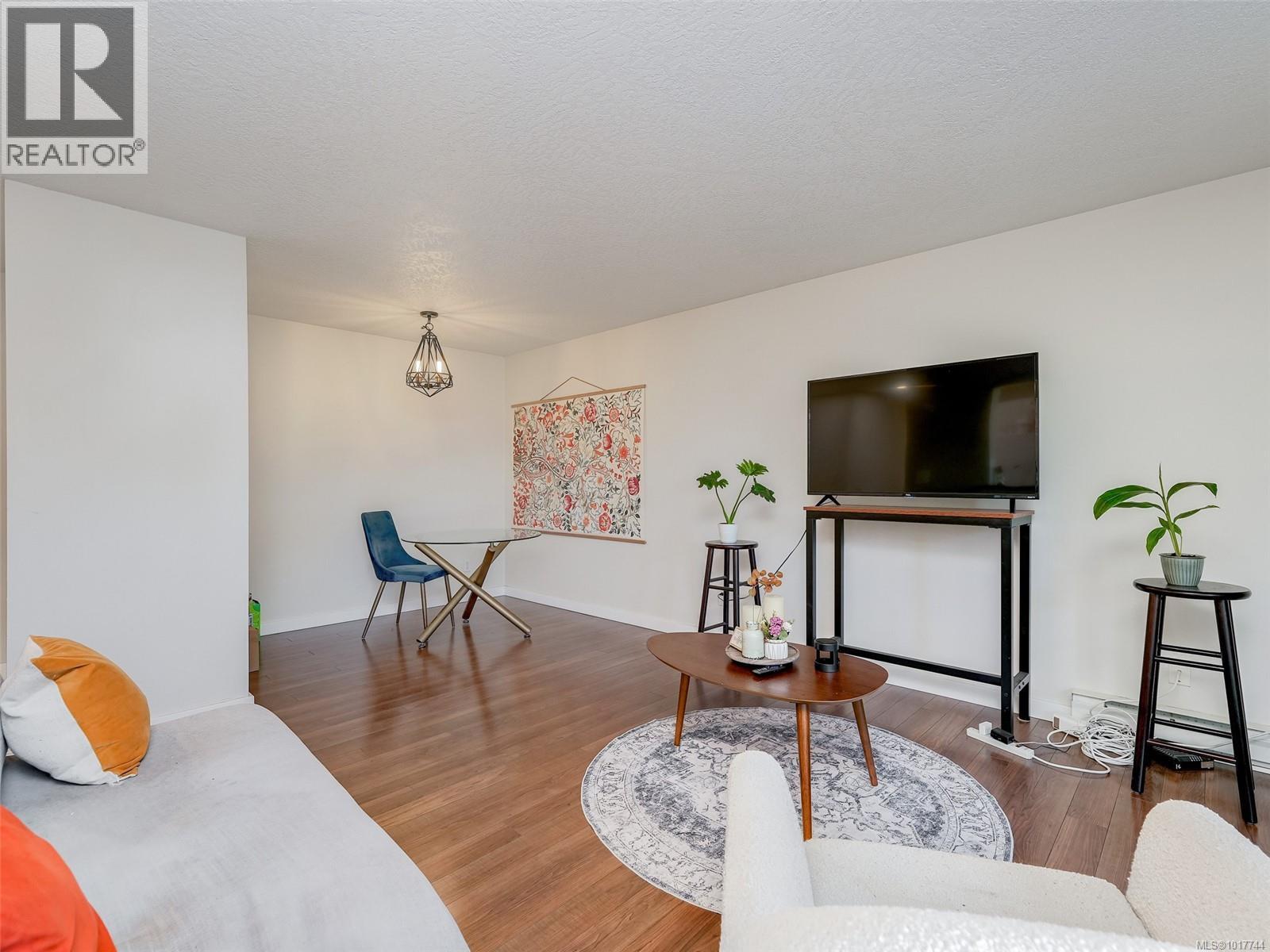 308 899 Darwin Avenue, Saanich