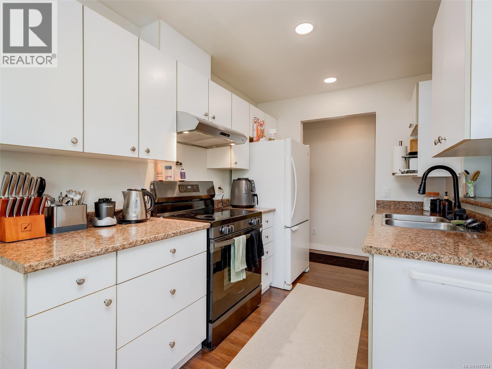 308 899 Darwin Avenue, Saanich