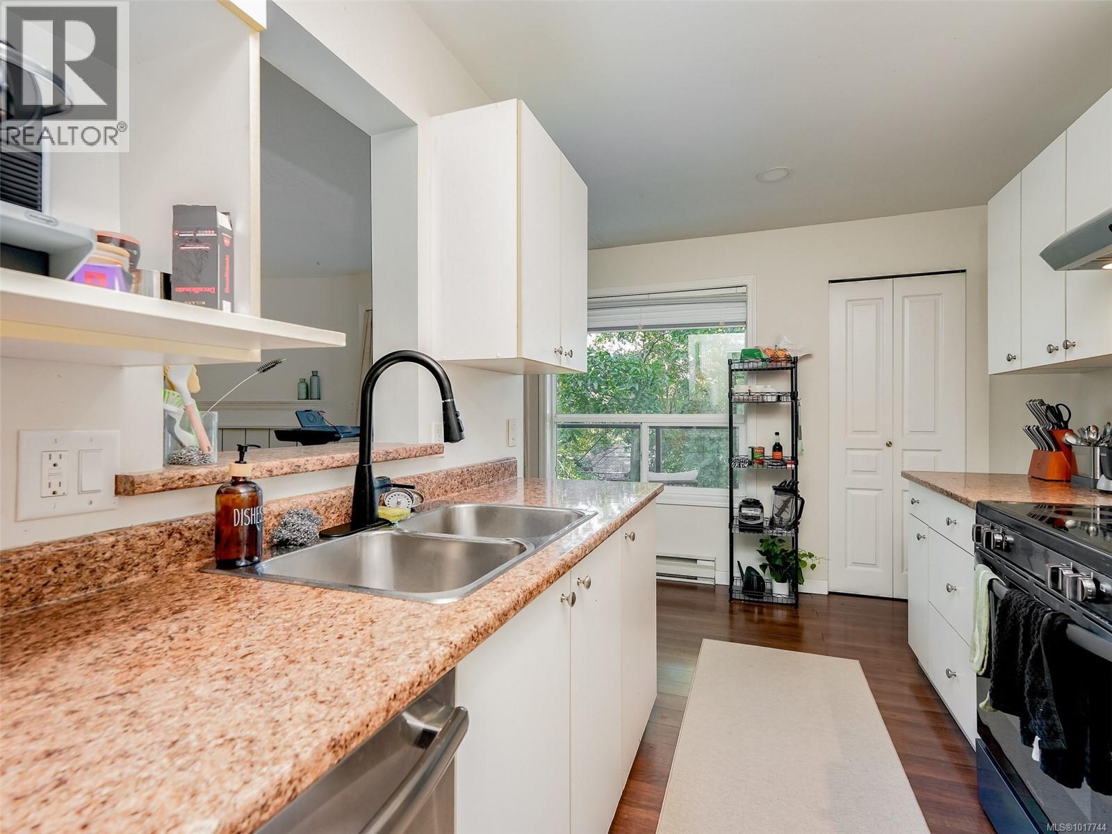 308 899 Darwin Avenue, Saanich