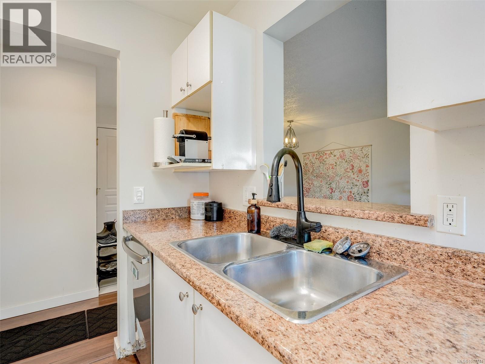 308 899 Darwin Avenue, Saanich