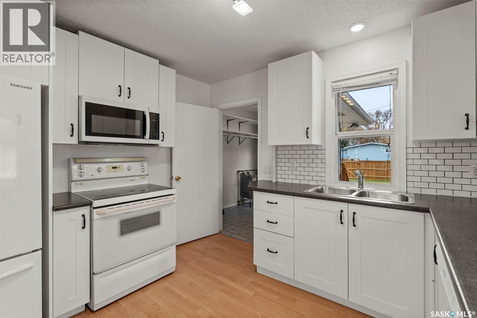 Single Family House Raised bungalow for Sale in  H AVENUE N Saskatoon 