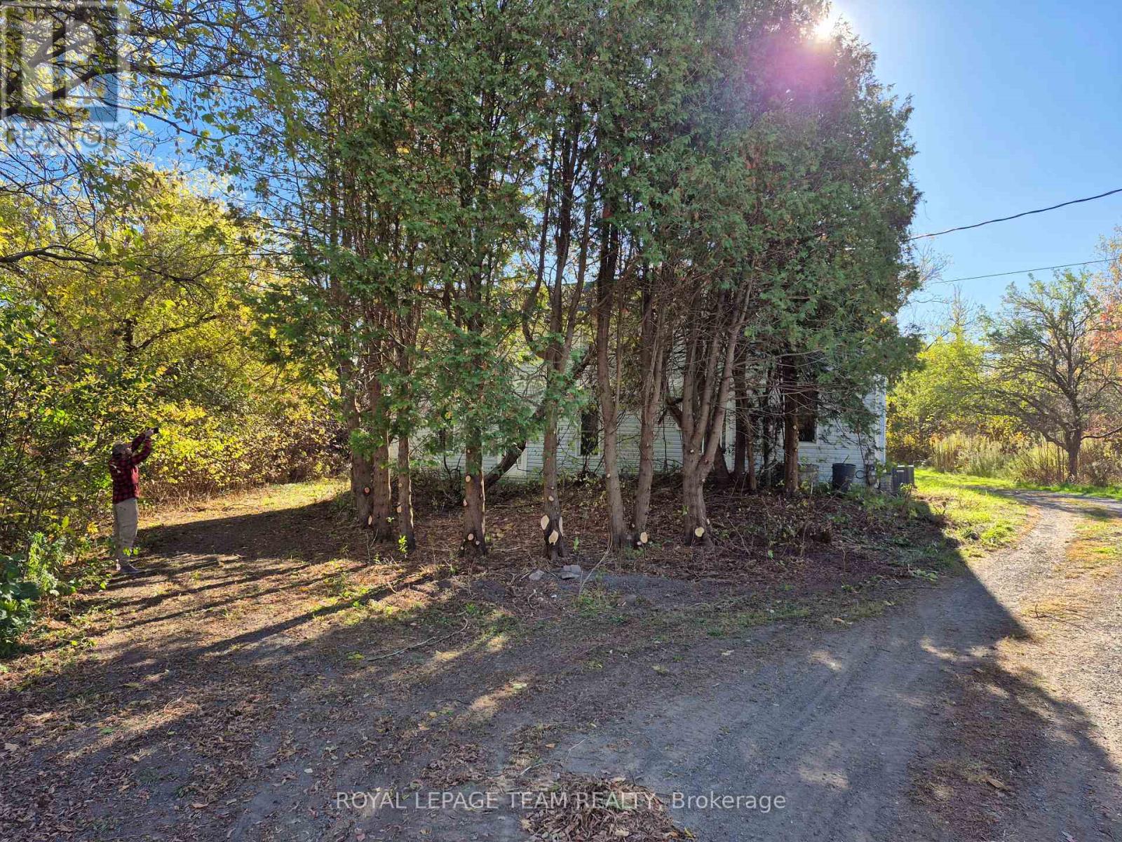 Front as seen from lane.Actual circular drive.