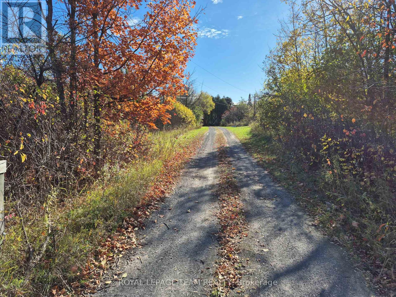 Entrance to laneway towards home.Very private.