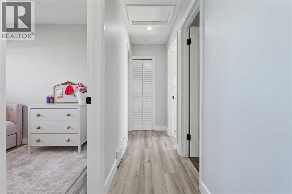 Single Family House Bi-level for Sale in  Pinetree Place NE Pineridge Calgary 