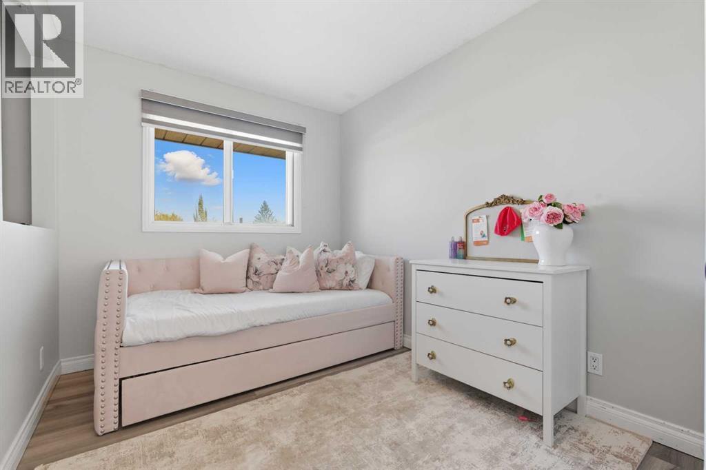 Single Family House Bi-level for Sale in  Pinetree Place NE Pineridge Calgary 