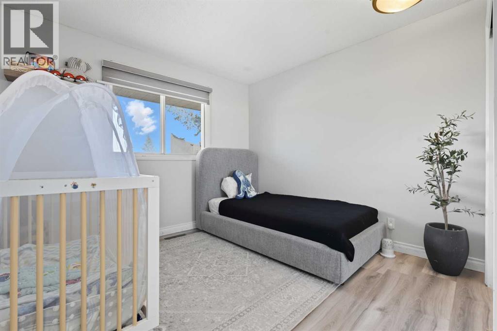 Single Family House Bi-level for Sale in  Pinetree Place NE Pineridge Calgary 