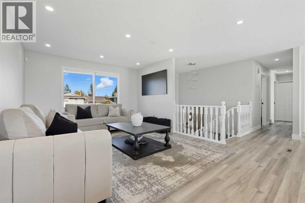 Single Family House Bi-level for Sale in  Pinetree Place NE Pineridge Calgary 