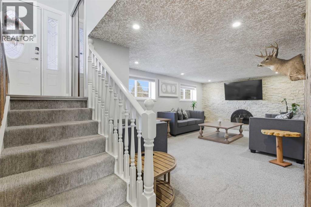 Single Family House Bi-level for Sale in  Pinetree Place NE Pineridge Calgary 