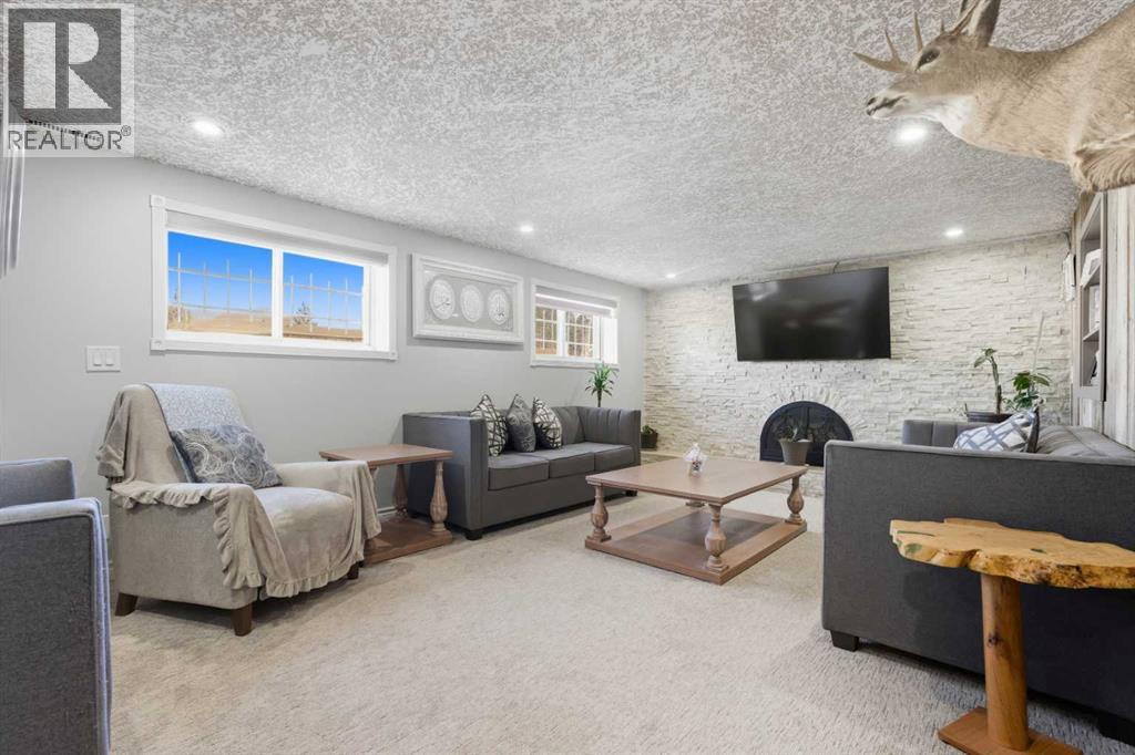 Single Family House Bi-level for Sale in  Pinetree Place NE Pineridge Calgary 
