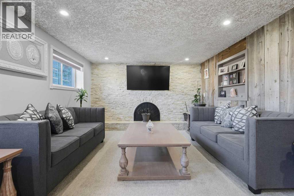 Single Family House Bi-level for Sale in  Pinetree Place NE Pineridge Calgary 