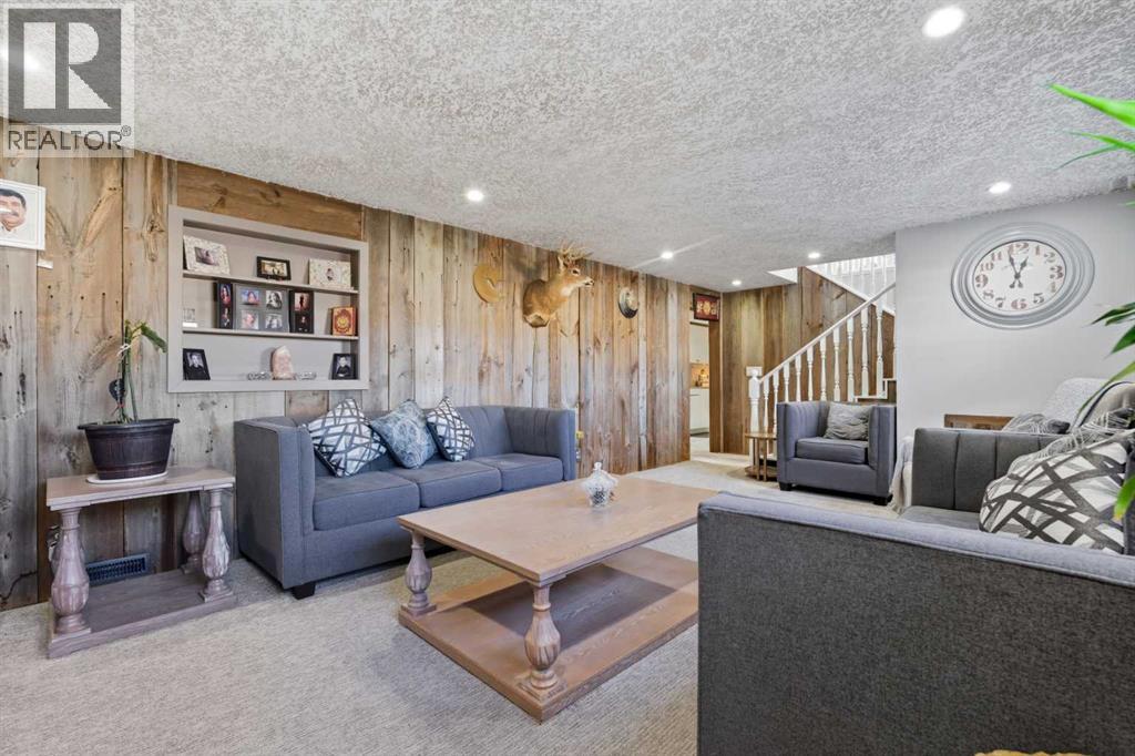 Single Family House Bi-level for Sale in  Pinetree Place NE Pineridge Calgary 