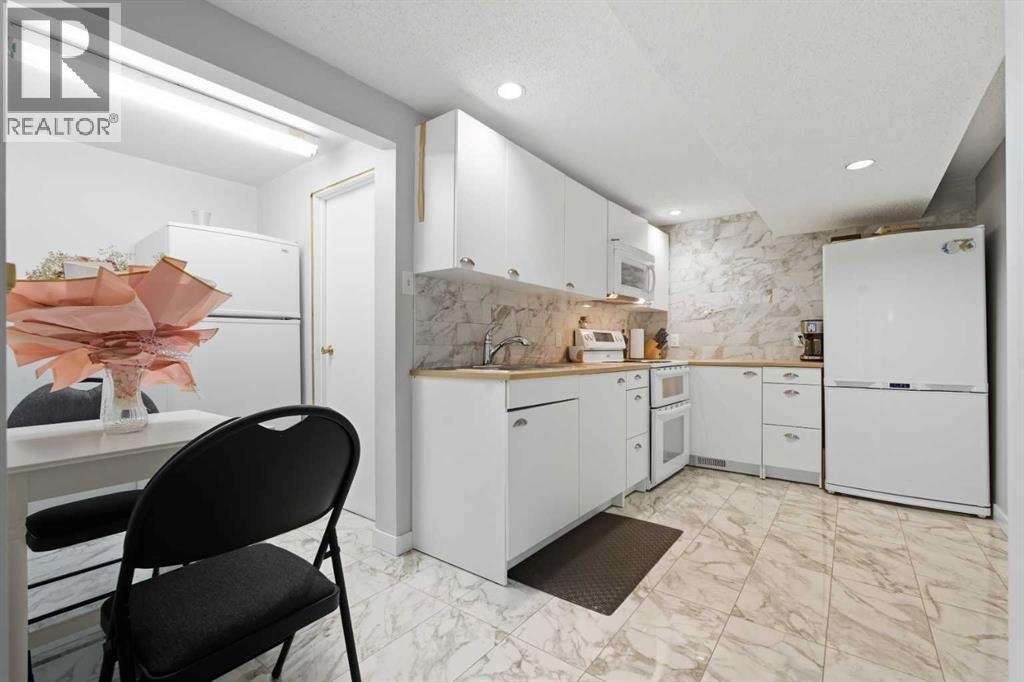Single Family House Bi-level for Sale in  Pinetree Place NE Pineridge Calgary 