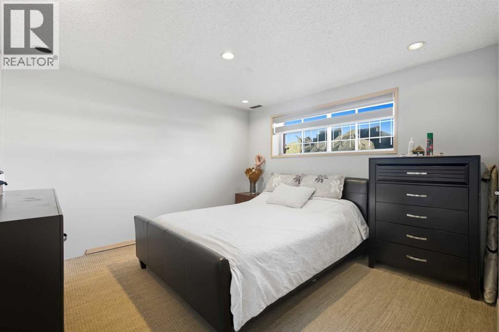 Single Family House Bi-level for Sale in  Pinetree Place NE Pineridge Calgary 