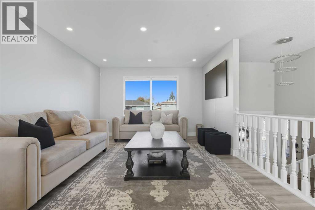 Single Family House Bi-level for Sale in  Pinetree Place NE Pineridge Calgary 
