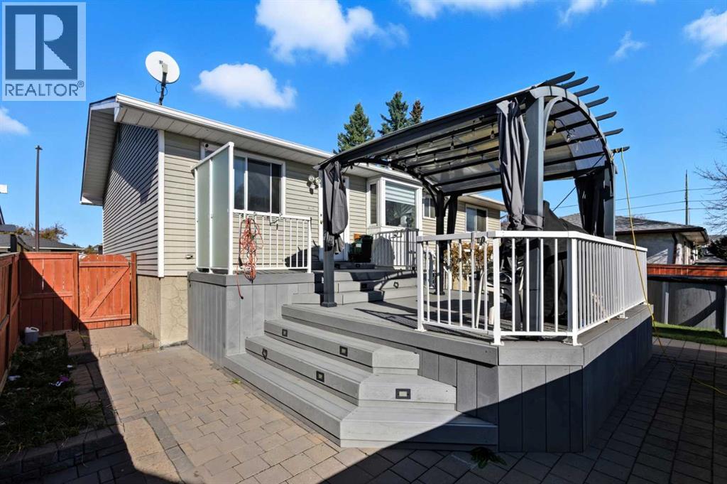 Single Family House Bi-level for Sale in  Pinetree Place NE Pineridge Calgary 