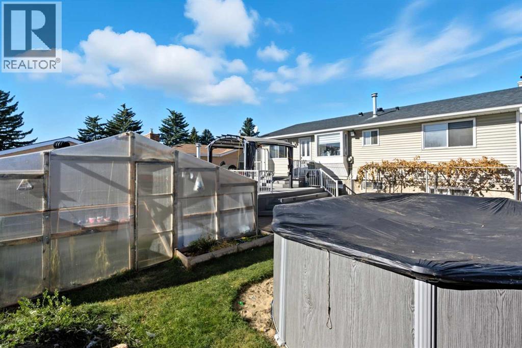 Single Family House Bi-level for Sale in  Pinetree Place NE Pineridge Calgary 
