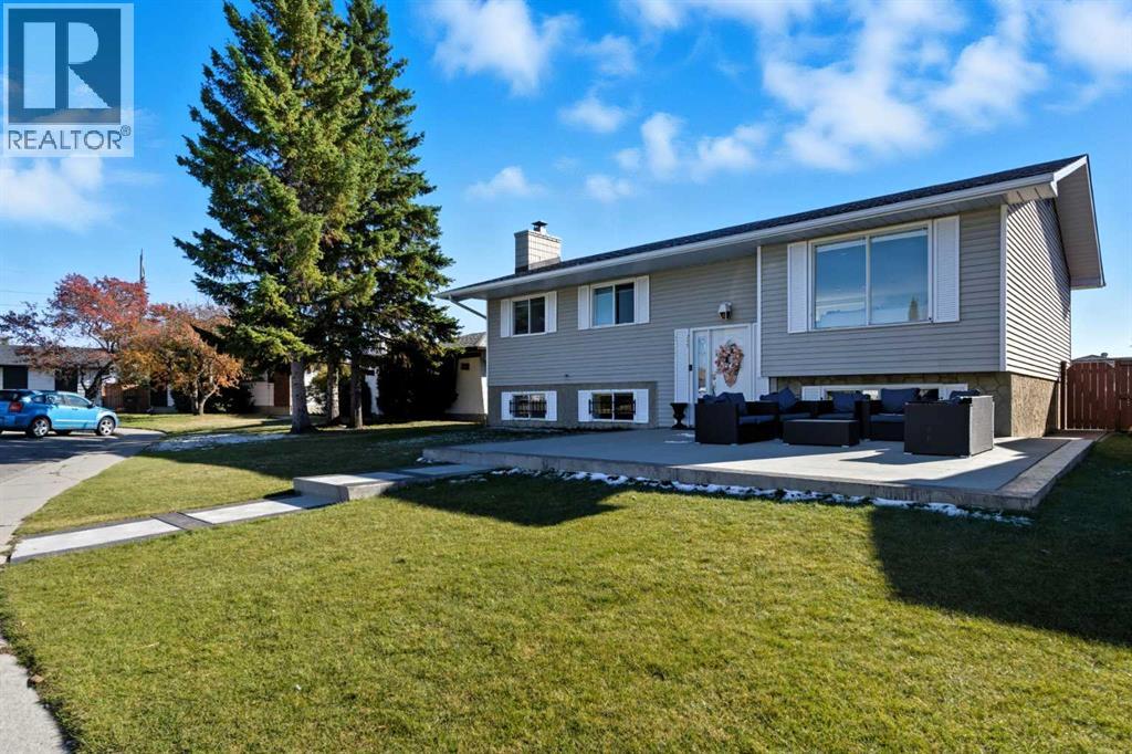Single Family House Bi-level for Sale in  Pinetree Place NE Pineridge Calgary 