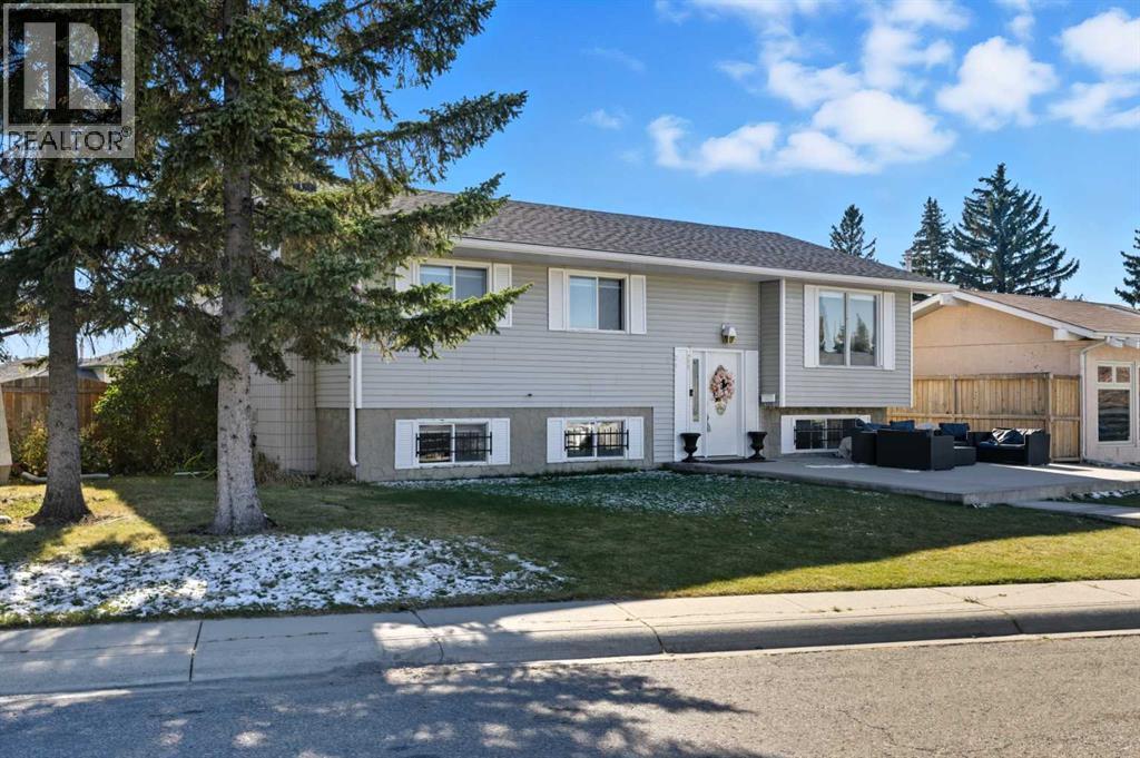 Single Family House Bi-level for Sale in  Pinetree Place NE Pineridge Calgary 