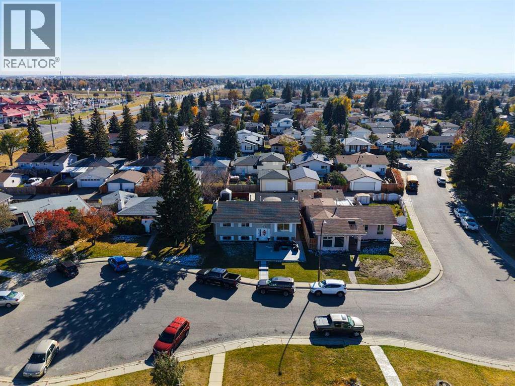 Single Family House Bi-level for Sale in  Pinetree Place NE Pineridge Calgary 