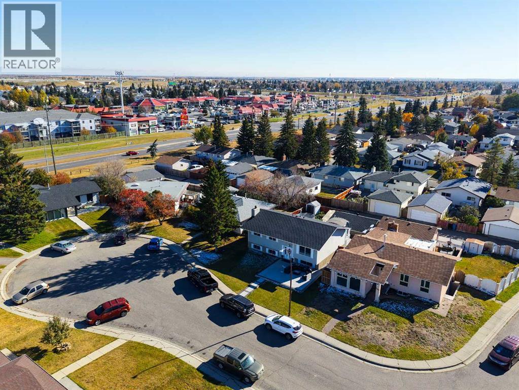 Single Family House Bi-level for Sale in  Pinetree Place NE Pineridge Calgary 
