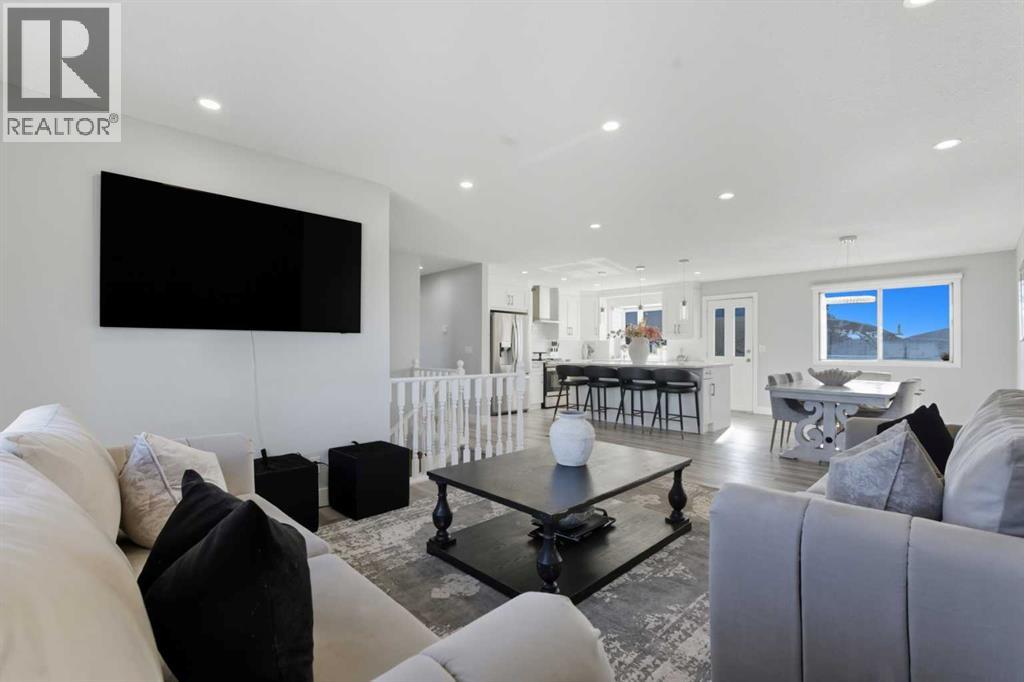 Single Family House Bi-level for Sale in  Pinetree Place NE Pineridge Calgary 