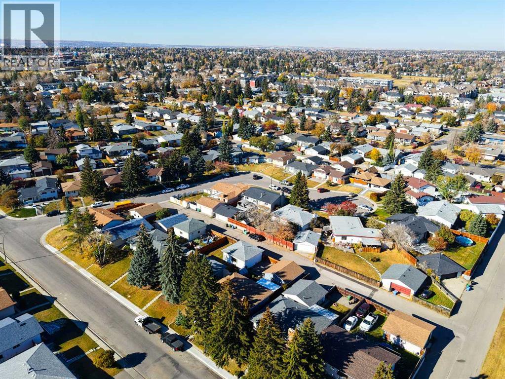 Single Family House Bi-level for Sale in  Pinetree Place NE Pineridge Calgary 
