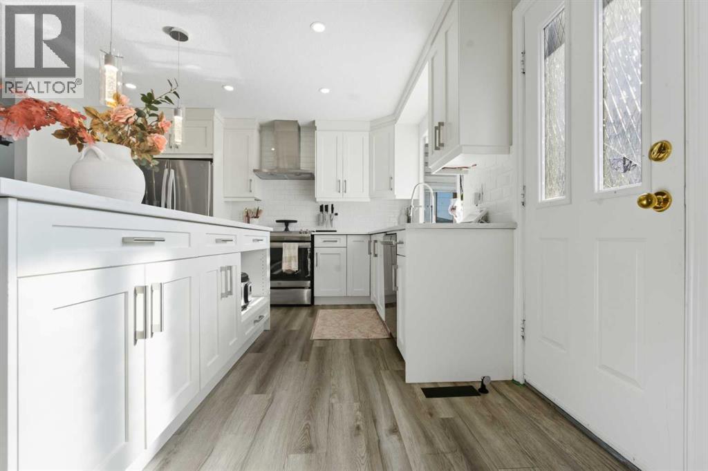 Single Family House Bi-level for Sale in  Pinetree Place NE Pineridge Calgary 