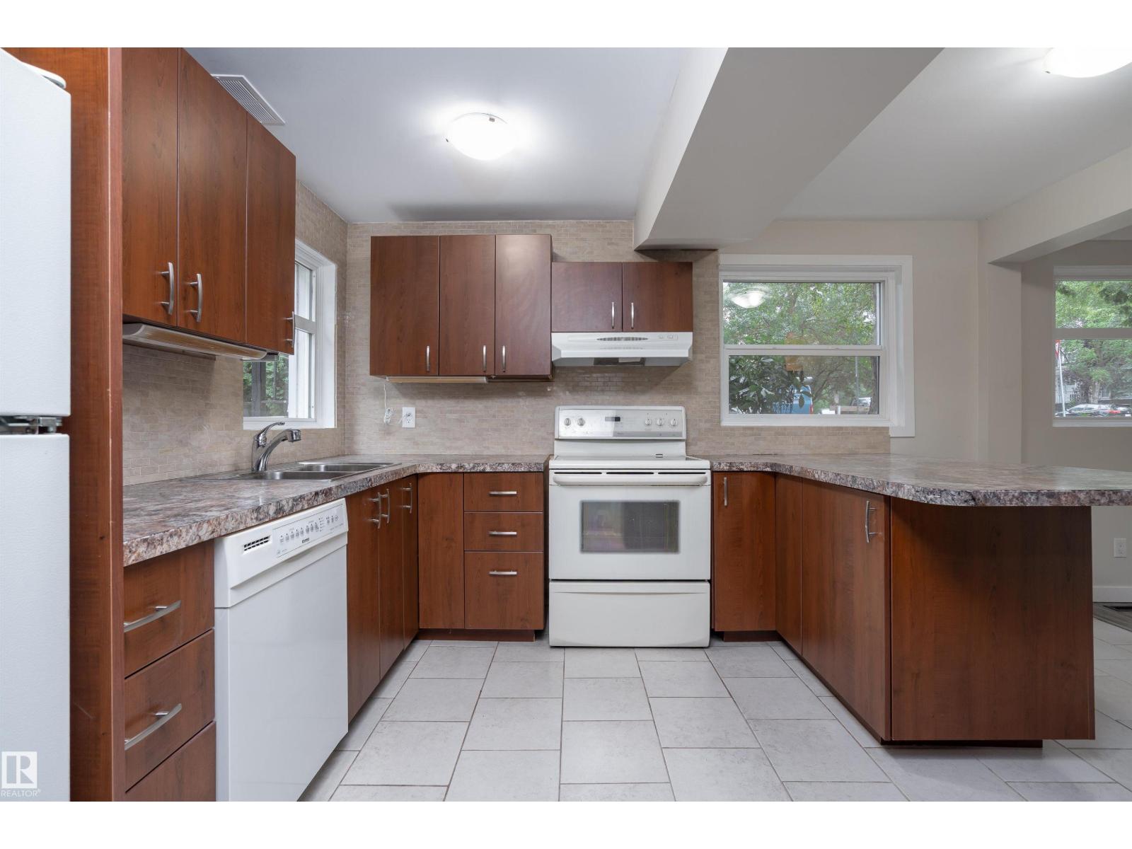 10015 97 AV NW, Edmonton