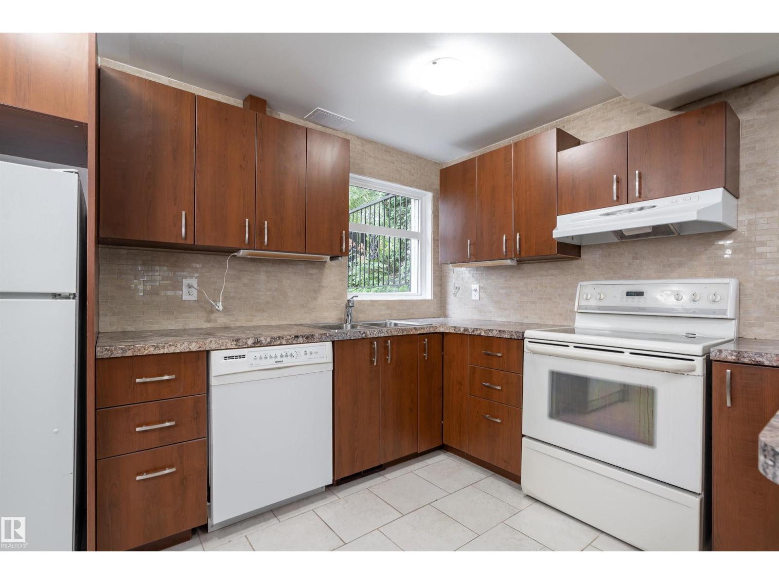 10015 97 AV NW, Edmonton