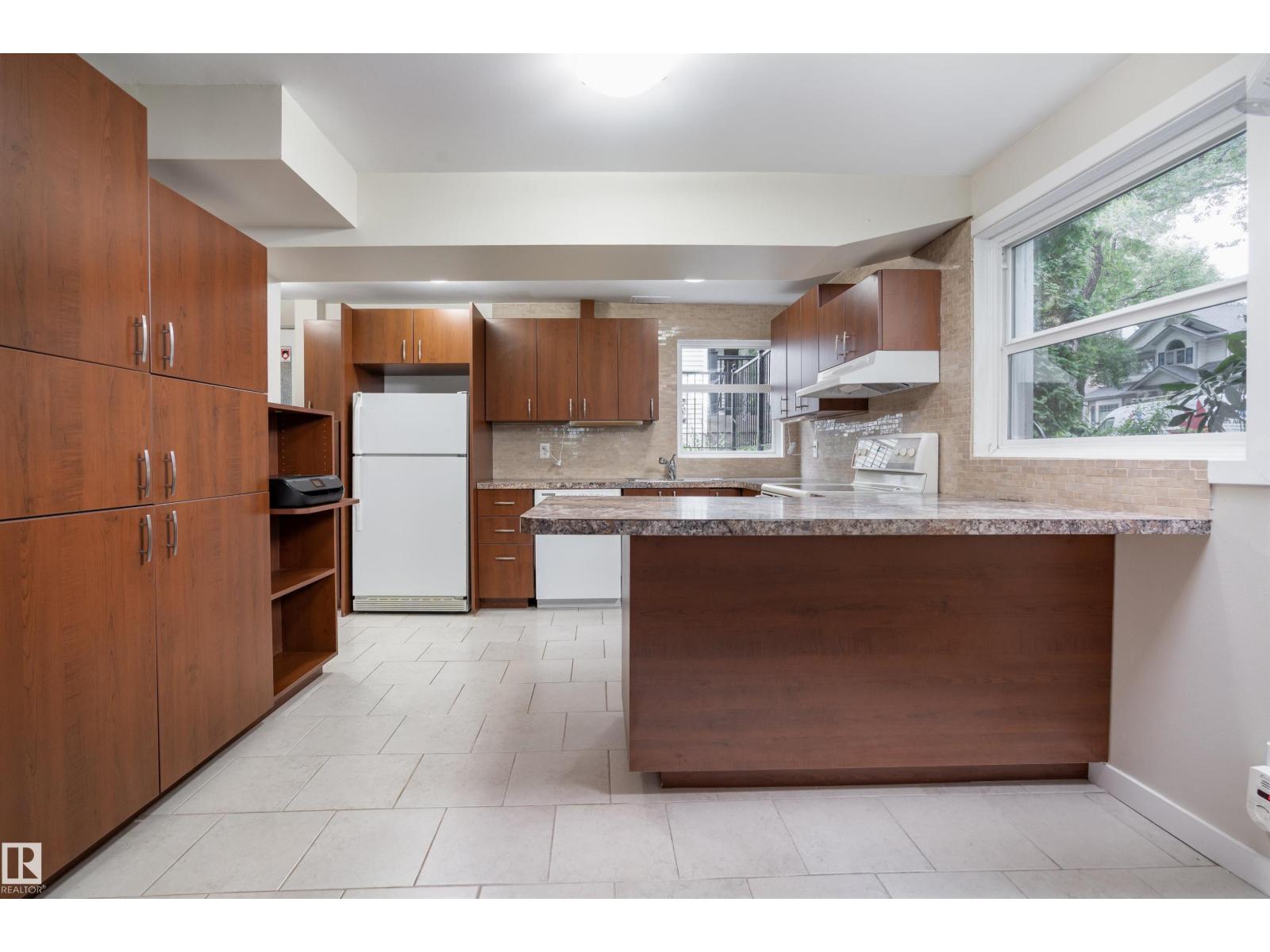 10015 97 AV NW, Edmonton