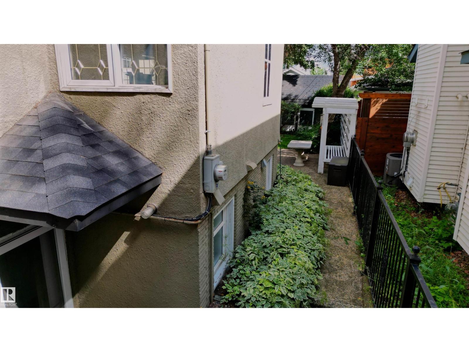 10015 97 AV NW, Edmonton