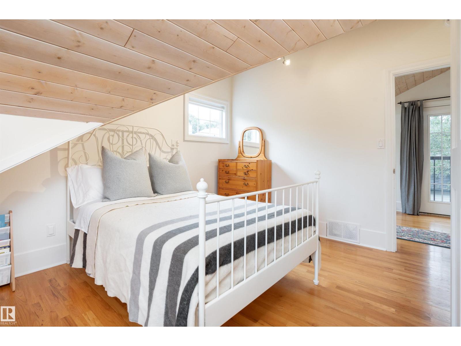 10015 97 AV NW, Edmonton