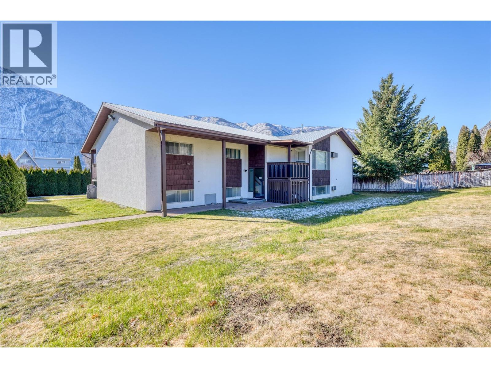  716 3RD Avenue, Keremeos