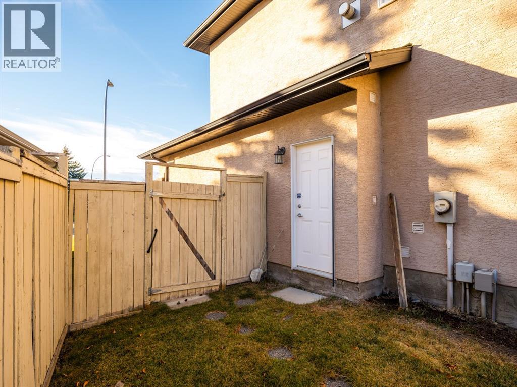 Single Family House for Sale in  Simcoe Crescent SW Signal Hill Calgary 